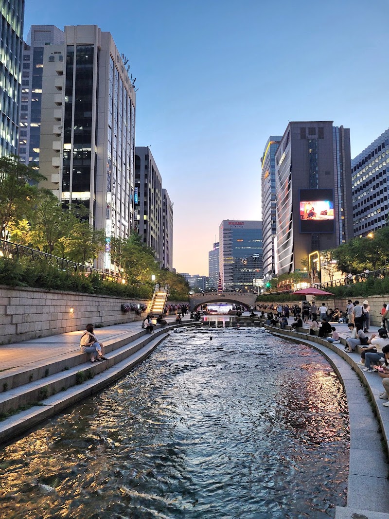 Cheonggyecheon Stream in Jongno, Seoul