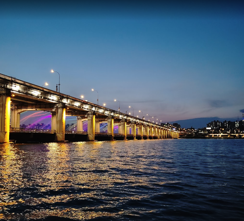 Banpo Bridge rainbow fountain in Seocho, Seoul